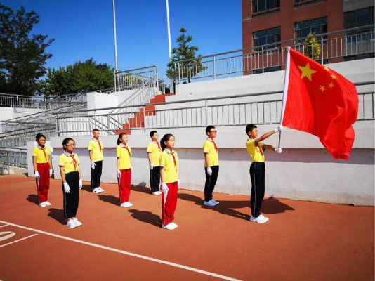 内蒙古师范大学附属学校小学部举行“感恩母校，放飞梦想”主题升旗仪式